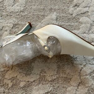 Brand new Cynthia Rowley wedding shoes size 7.5. Off white with blue sole